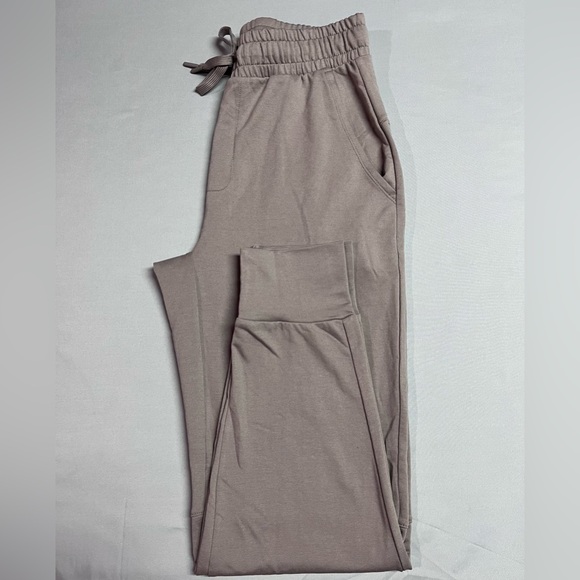 Lolë Men's Lightweight Lounge Joggers NWOT - Picture 4 of 5